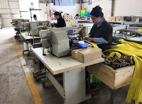 Cómo elegir las correas de trinquete adecuadas para asegurar la carga en remolques de plataforma.